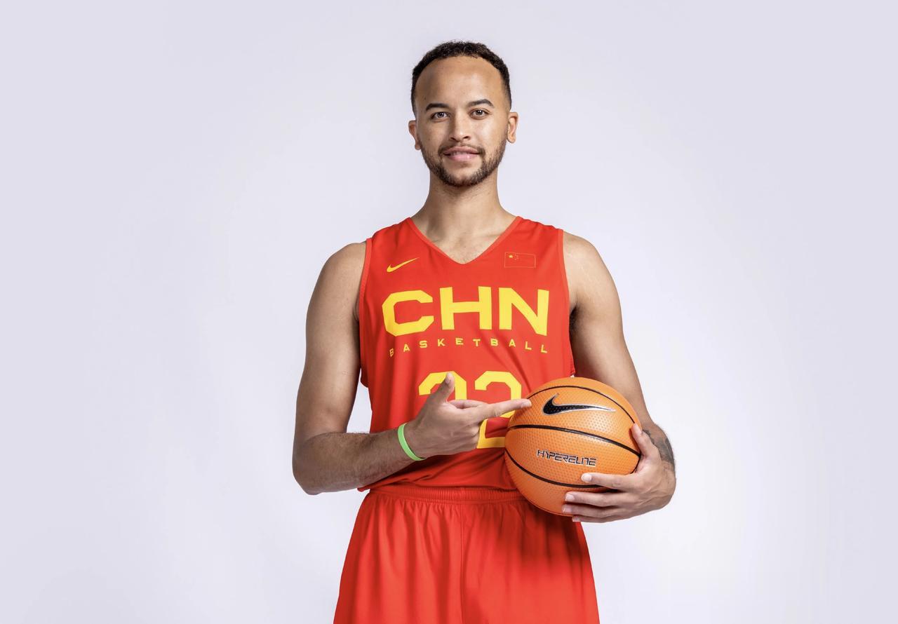 李凯尔加入中国第二个代言！NBA2K OL2
李凯尔加入中国刚官宣的时候，
耐克(2)