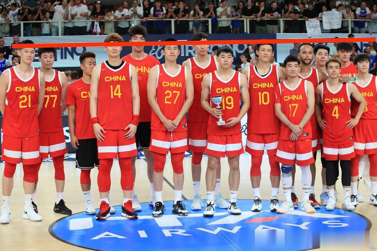 中国男篮高人一等，李凯尔身高只排第9，兵发德国前一张合影，暴露李凯尔真实身高，目(1)