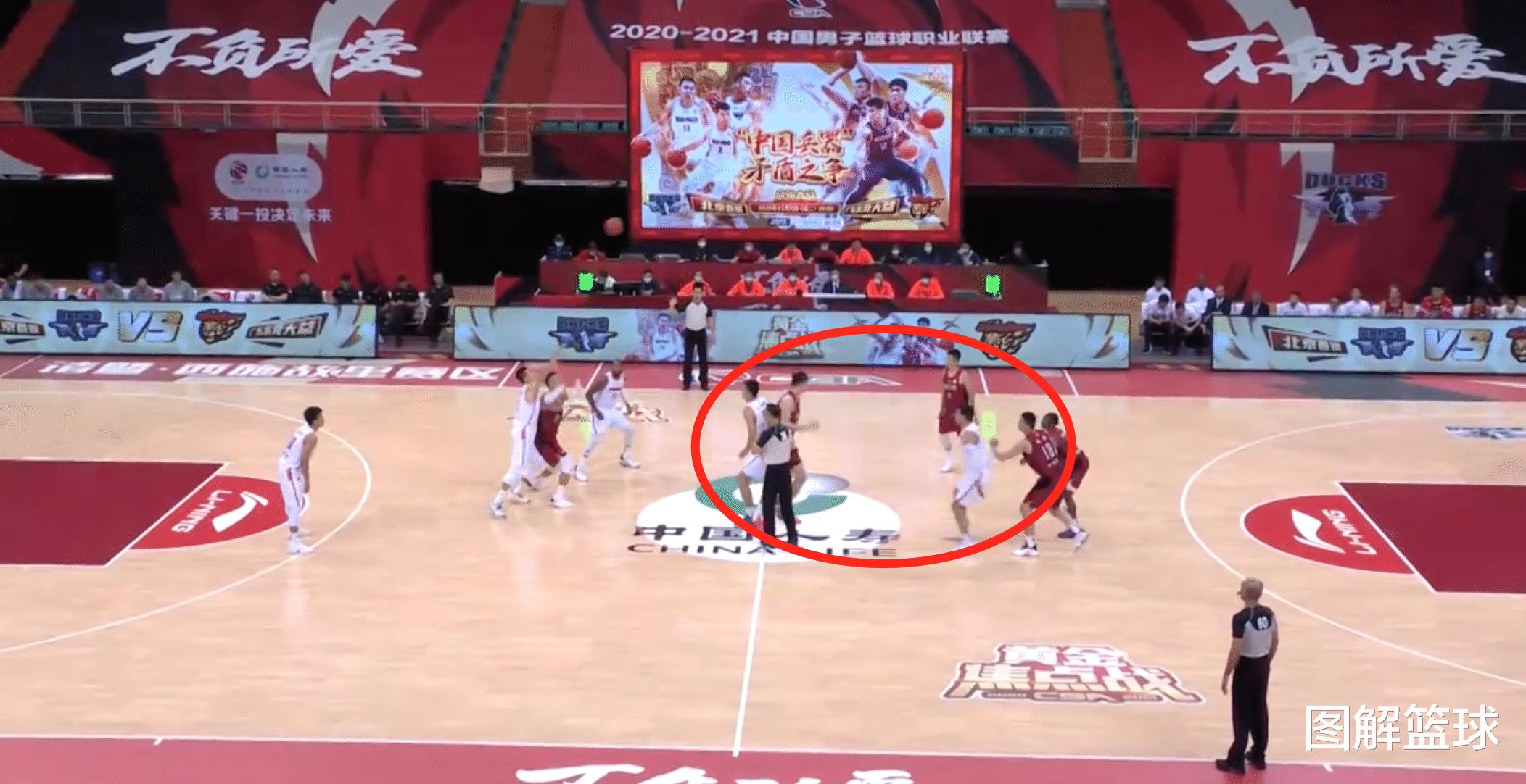 中国男篮连续两场复刻辽粤男篮经典偷鸡战术，每次都只成功了一半(3)