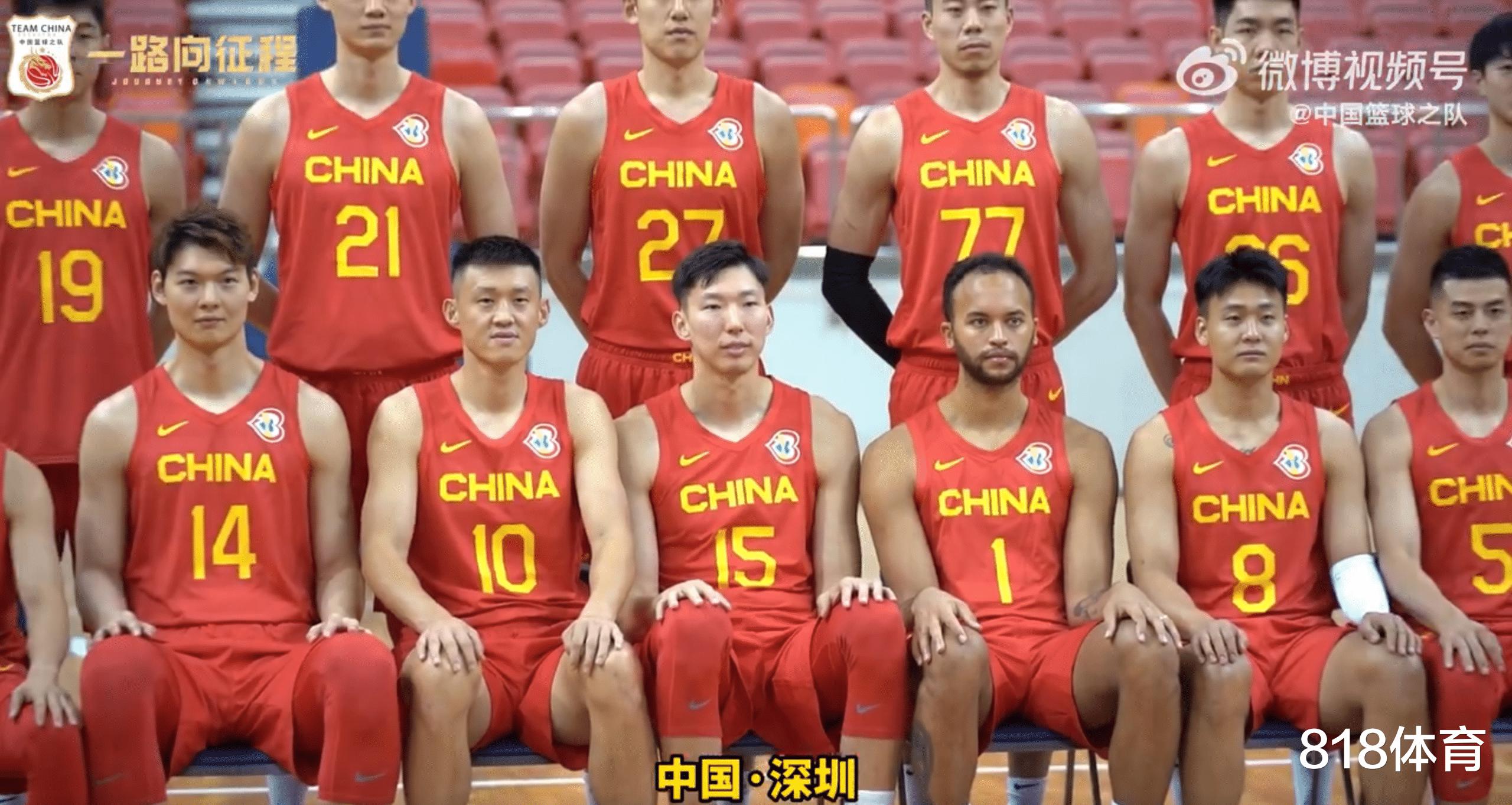 中国男篮拍世界杯全家福! 李凯尔C位就座, 周琦转会终落听笑容灿烂