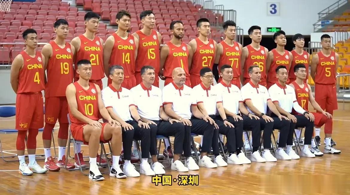 中国男篮世界杯全体定妆照正式上映，球员精神饱满，信心十足，笑容满面，迎战世界杯！