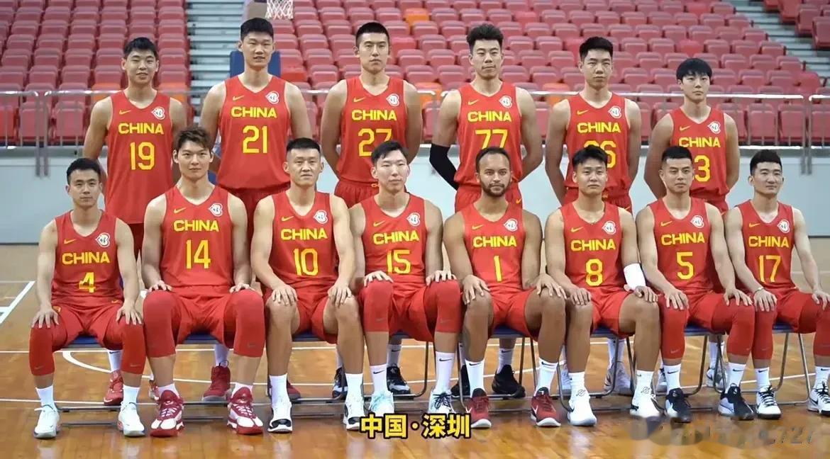 中国男篮世界杯全体定妆照正式上映，球员精神饱满，信心十足，笑容满面，迎战世界杯！(2)