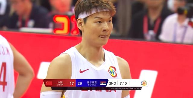 中国男篮半场15分落后塞尔维亚，周琦王哲林两大内线表现让人失望(2)