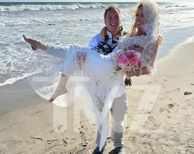 TMZ：湖人老板珍妮-巴斯与喜剧演员杰伊-莫尔上周五低调完婚(1)