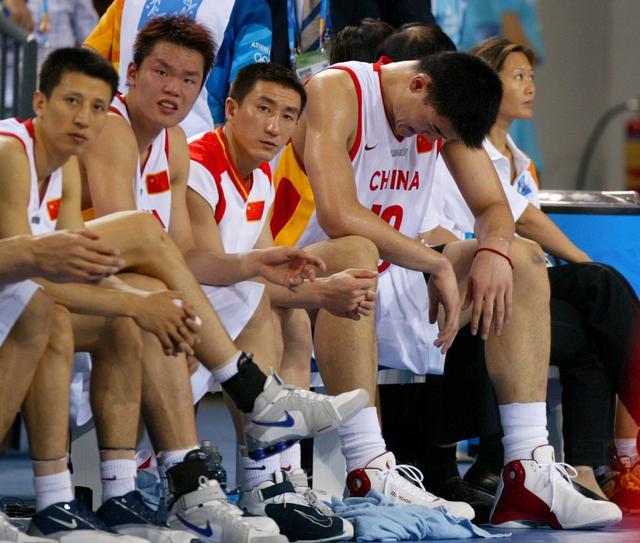 2004年雅典奥运会，中国男篮已经到了分崩离析的边缘(6)