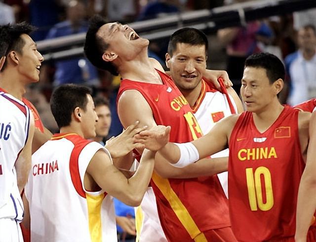 2004年雅典奥运会，中国男篮已经到了分崩离析的边缘(7)