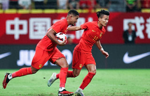 国足逼平马来西亚让人惊悚，进世界杯难比登天，中国男篮终下热搜