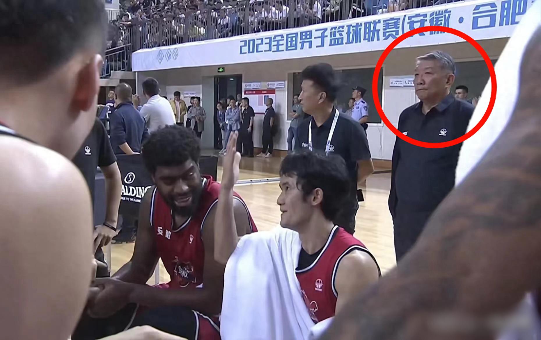 陕西或面临重罚，但中国篮协副主席坐在安徽替补席合适吗？
