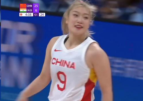 拿下首枚金牌！小组赛狂胜162分！中国女篮第一王牌终于杀回来(11)