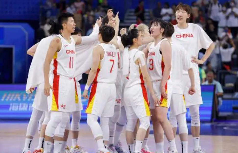 中国女篮再次获奖励，官方赞助商奖励300万，球迷热议，男篮躺枪