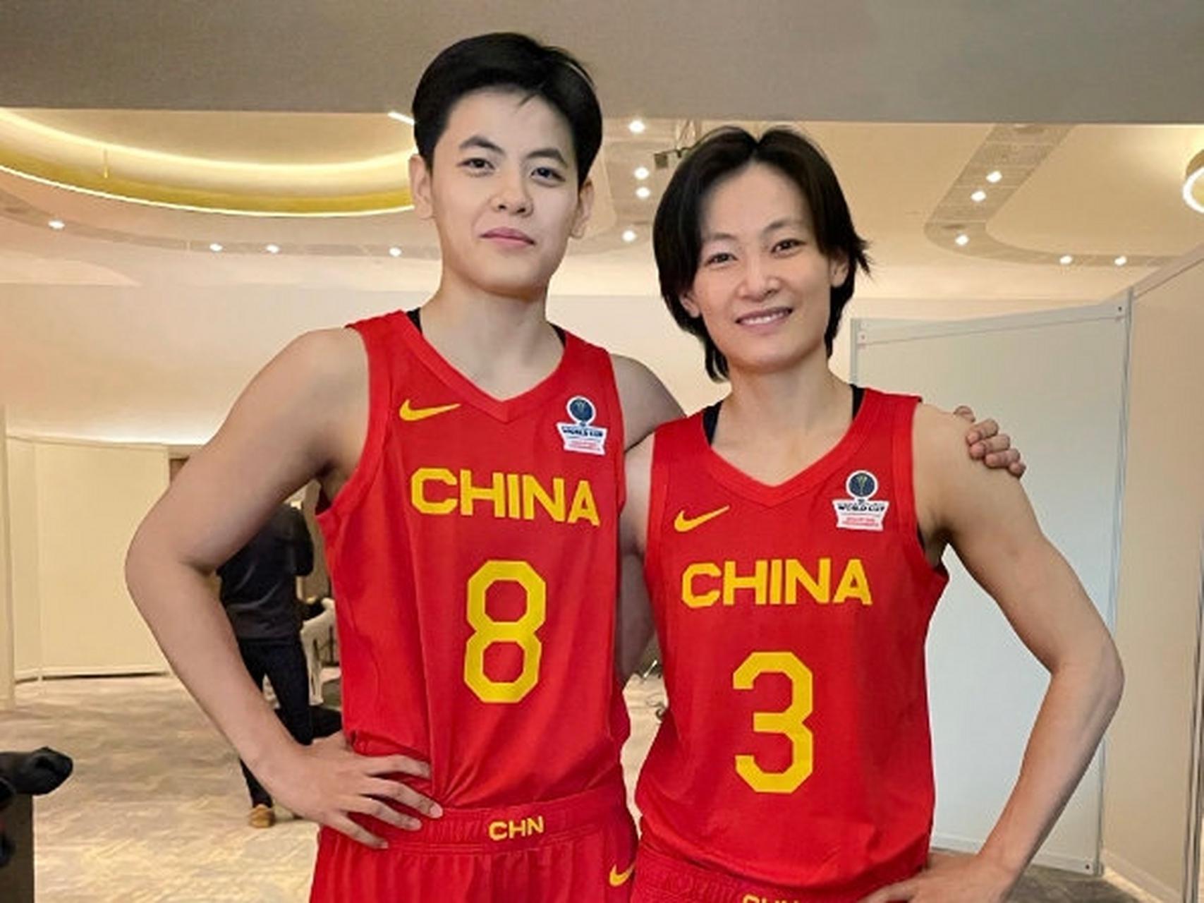 妹妹杨舒予，抱起姐姐杨力维！中国女篮姐妹花，一起拿亚运会冠军(3)