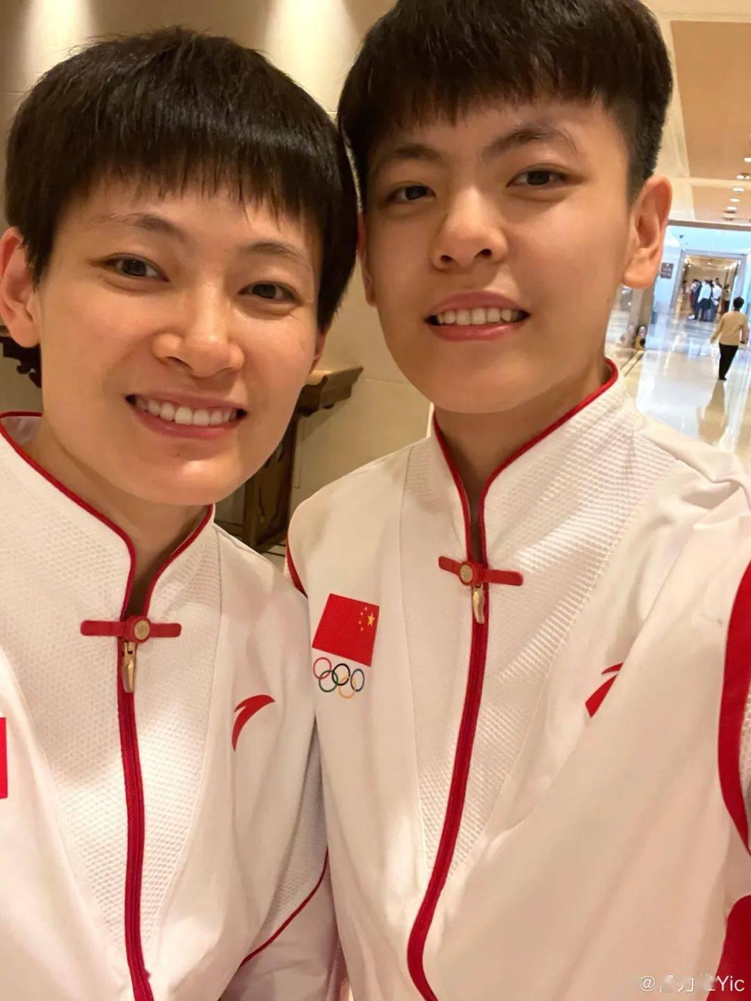 妹妹杨舒予，抱起姐姐杨力维！中国女篮姐妹花，一起拿亚运会冠军(4)