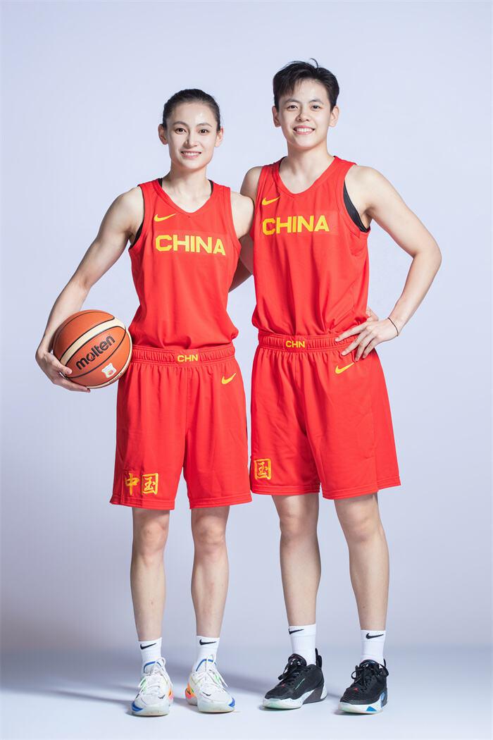妹妹杨舒予，抱起姐姐杨力维！中国女篮姐妹花，一起拿亚运会冠军(5)