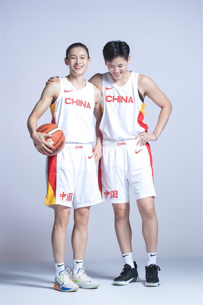 妹妹杨舒予，抱起姐姐杨力维！中国女篮姐妹花，一起拿亚运会冠军(6)