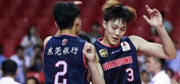 近日，广东男篮新队长有变，杜锋批准任命，球迷太意外