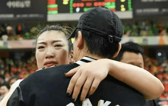 北京时间10月30日下午，中国篮球传来了张隆和李梦的最新消息！(10)