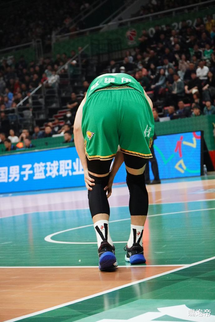 中国男篮MVP超巨重伤报销！惨遭2个月网暴太难，又被18岁新秀打哭(5)