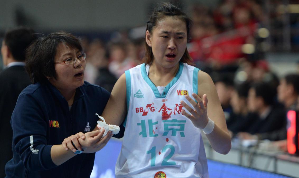 意外！中国女篮选手告急，32岁核心老将意外离队，郑薇不舍送别(4)