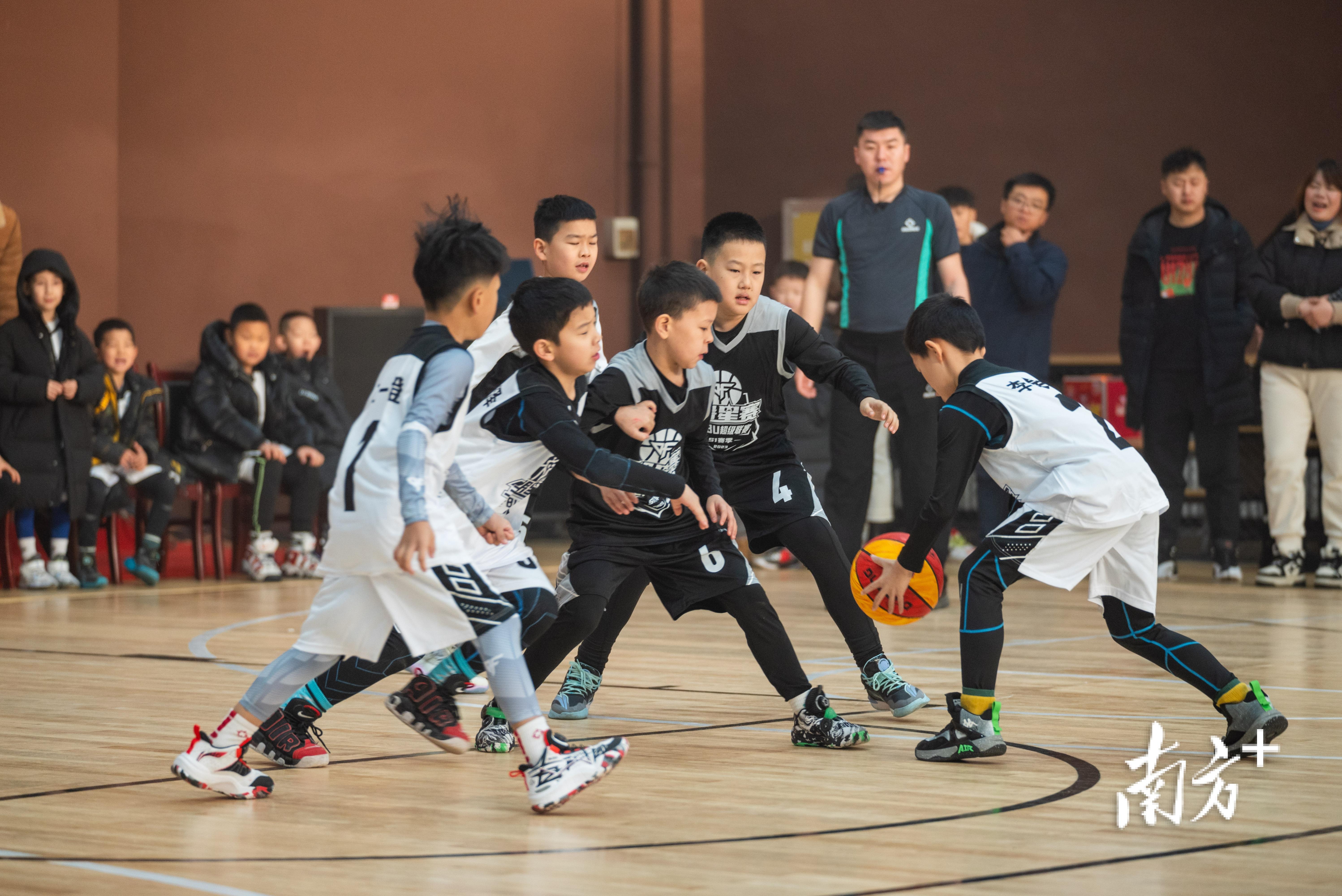 新粤牵手迎“篮”而上，杜锋与新疆篮球少年近距离互动(2)
