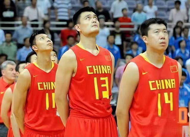 "为何易建联被公认为中国男篮的天花板球员，尽管姚明和王治郅的成就更高？"(1)