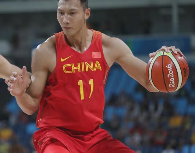 "为何易建联被公认为中国男篮的天花板球员，尽管姚明和王治郅的成就更高？"(3)