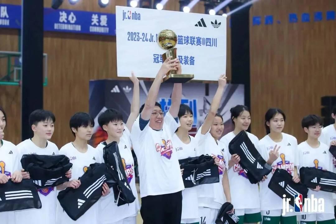 祝贺！泸州天立中学女子篮球队拿下四川校园女篮冠军(1)