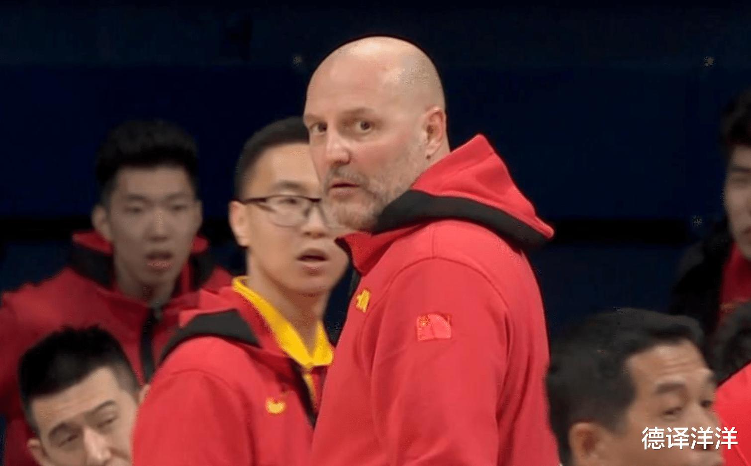 最后关头连续犯错！中国男篮3分惜败，教练责任最大