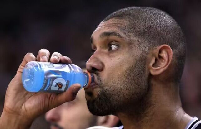 伊巴卡简直离谱！NBA球员喝“口服液” 名场面合集(10)