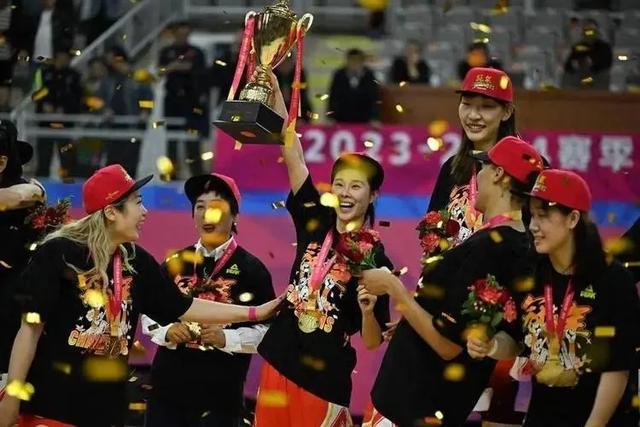 四川女篮卫冕WCBA联赛总冠军。欢欣之余，巴黎奥运会该如何？(1)