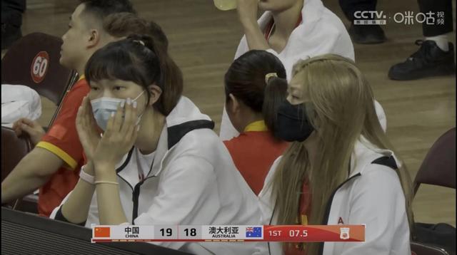 中国女篮2分惜败澳大利亚，3大问题暴露，失误不断、篮板被抢暴