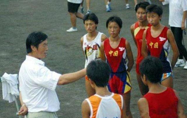 1998年，马家军教练为中国培养出多个世界冠军，他退休后现状如何(3)