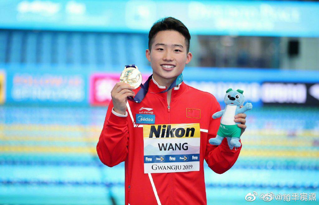中国体坛又一天才横空出世！19岁少年力压四位世界冠军创纪录登顶(1)