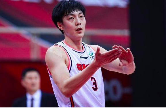 中国男篮22岁队长打疯了！他出场广东赢38分，力压两大外援超巨(1)