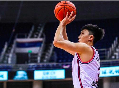 中国男篮22岁队长打疯了！他出场广东赢38分，力压两大外援超巨(2)