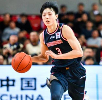 中国男篮22岁队长打疯了！他出场广东赢38分，力压两大外援超巨(3)