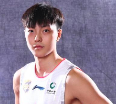 中国男篮22岁队长打疯了！他出场广东赢38分，力压两大外援超巨(6)