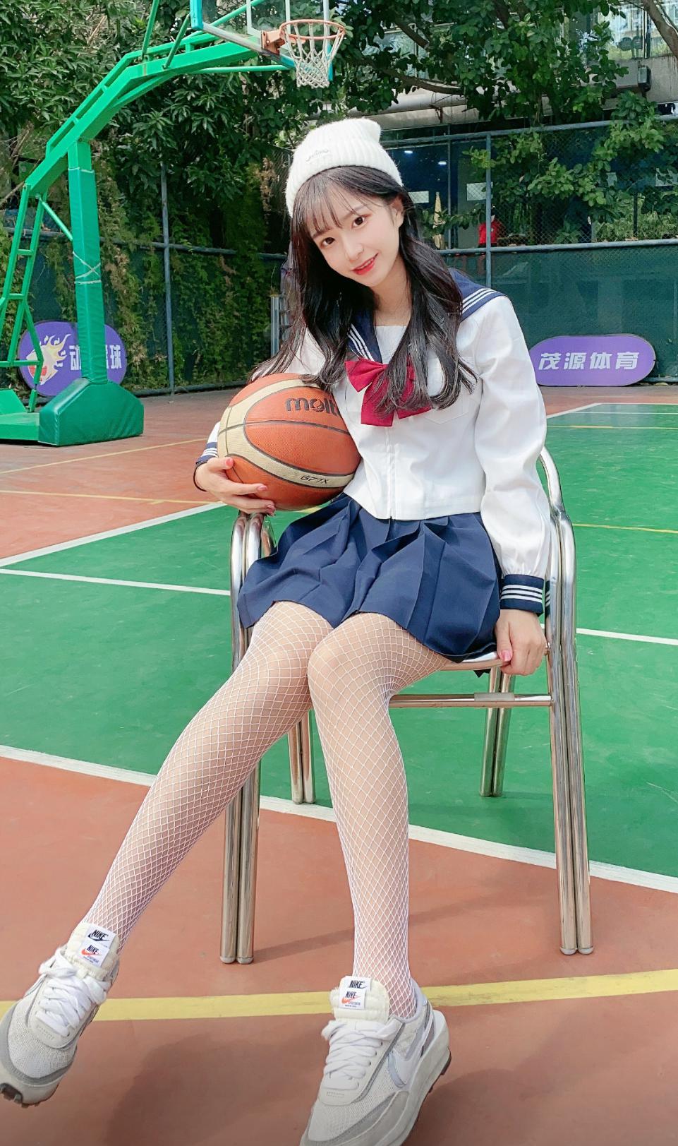 jk制服少女在球场，你想和我一起打球吗(1)