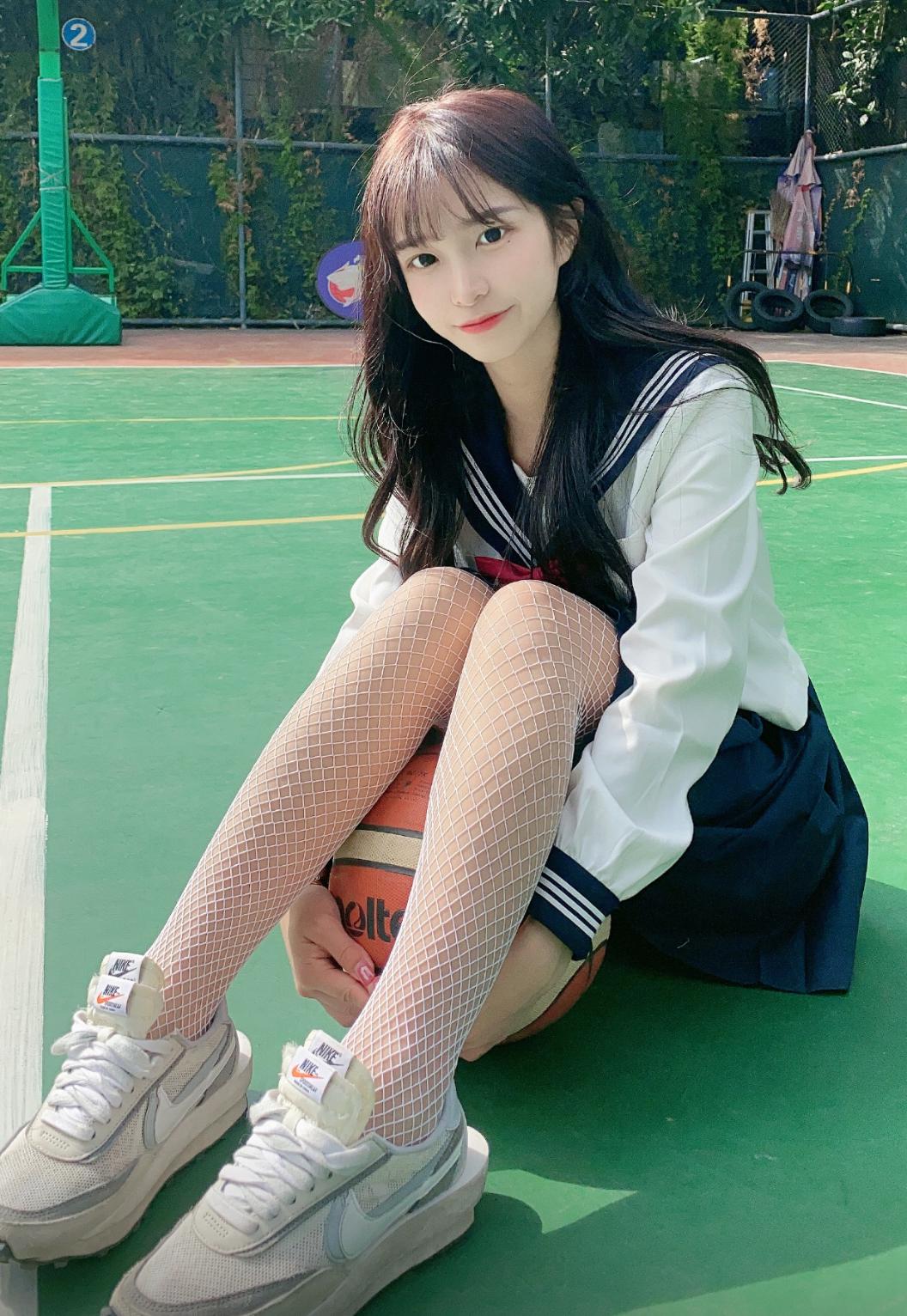 jk制服少女在球场，你想和我一起打球吗(2)