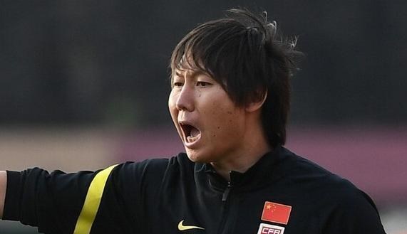 2场2争议，李铁对日本又被球迷抓把柄，惹骂声一片：0：1自找的！(1)