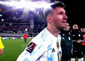 赛后！梅西哭成泪人，一夜创2大神迹，球迷现场膜拜：向球王致敬(6)