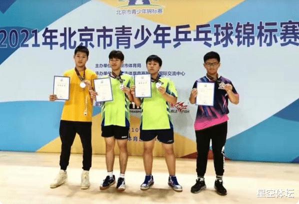 刘国梁喜得天才！邓亚萍15岁儿子再夺男双冠军，如今身高已超父母(1)