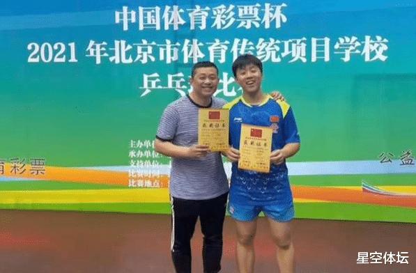 刘国梁喜得天才！邓亚萍15岁儿子再夺男双冠军，如今身高已超父母(3)