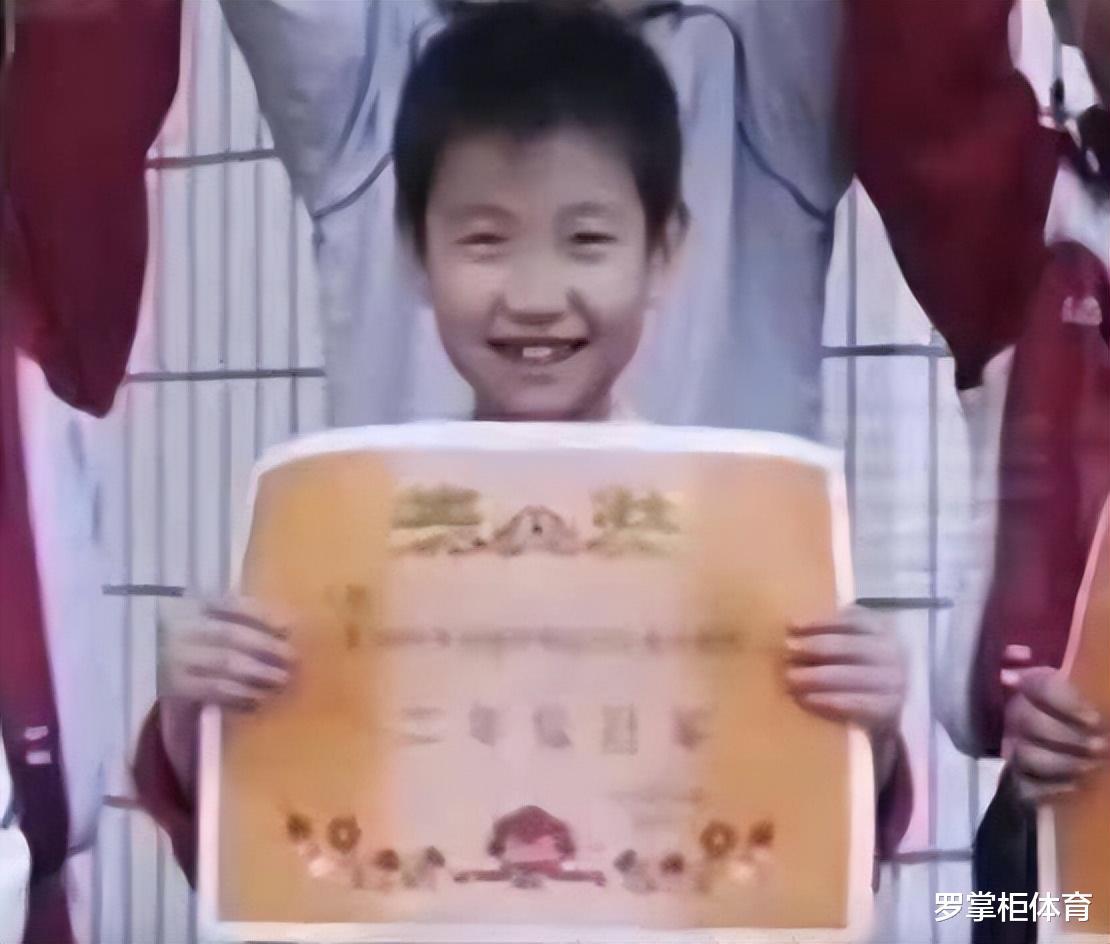 国乒2位世界冠军童年照曝光，萌翻了！几分像从前，谁变化最大？(4)