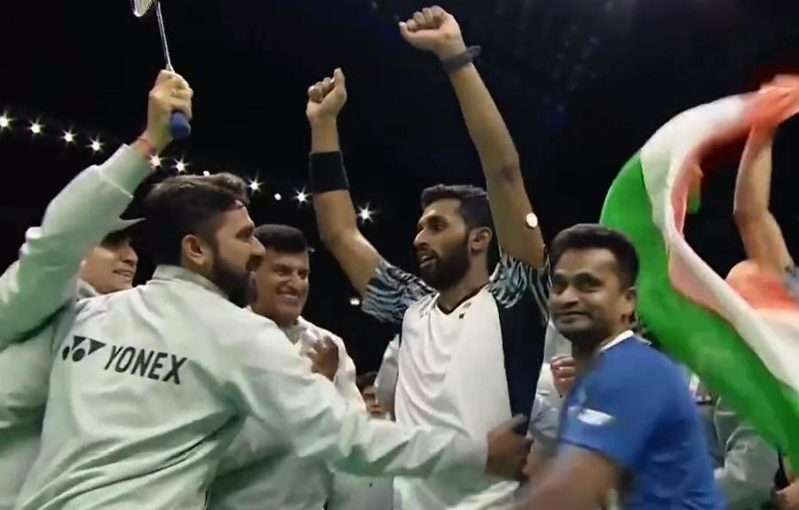 疯狂！印度体育再创历史，众人集体冲入场内，又唱又跳似夺冠