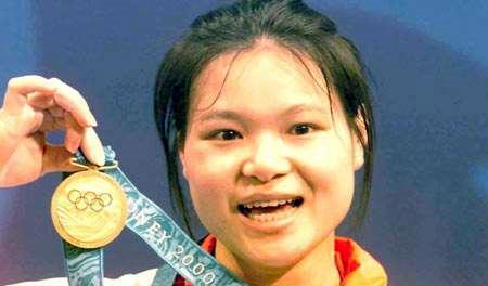 中国奥运冠军不顾父母反对，128万卖掉金牌，投身公益修希望小学