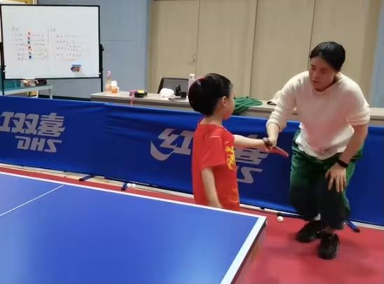 王楠跪在地上指导女儿打球，鼓掌叫好，老公郭斌：这妈能打90分！(5)