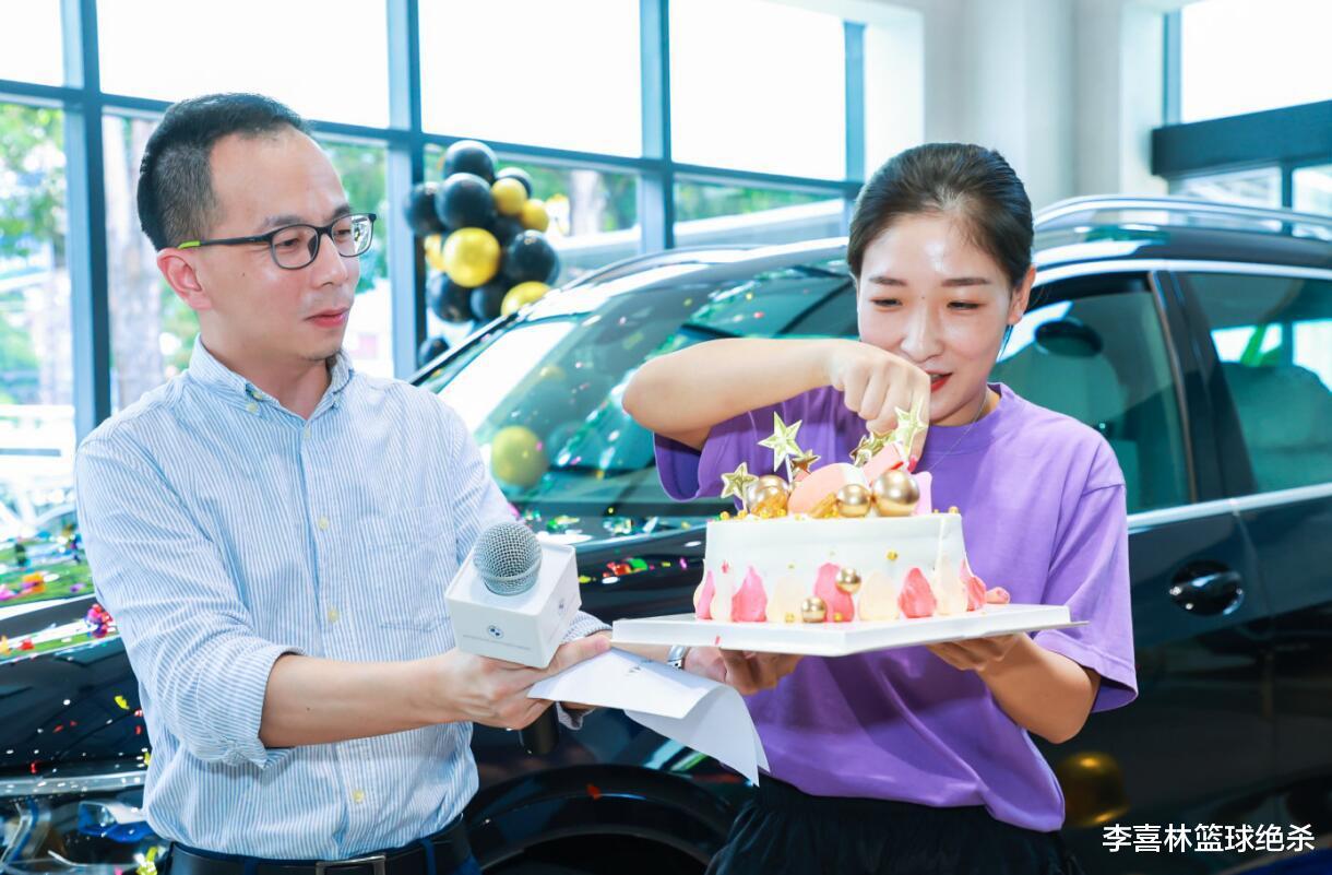 恭喜！刘诗雯收获宝马豪车，开心切蛋糕+戴心形项链：感谢支持者