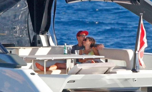 34岁拜仁主帅与新女友海岛度假游艇上相拥亲吻上月刚与妻子分居(6)