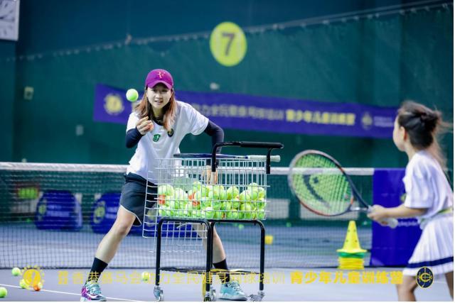近200名青少年挥拍 第二期公益网球训练营开营(2)