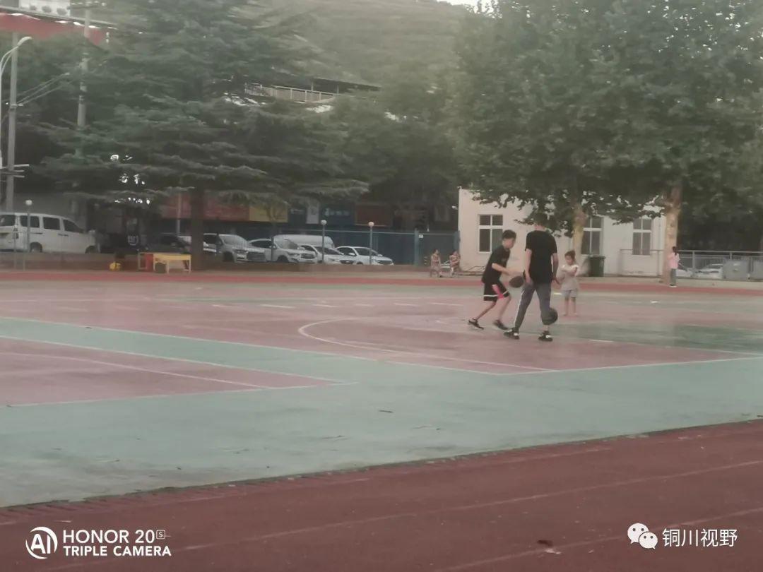 铜川王家河原建中操场的篮球赛(7)